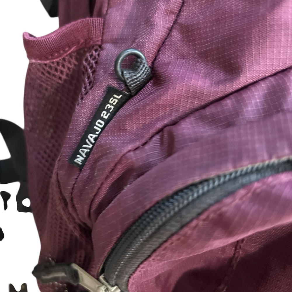Deuter Navajo 23 SL Purple/Burgundy Hiking Backpack with Rain Cover - Picture 4 of 12